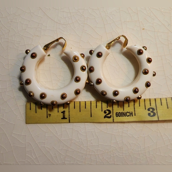 Kenneth Lane vintage retro white pebbled gold hoop clip on earrings - Picture 4 of 5